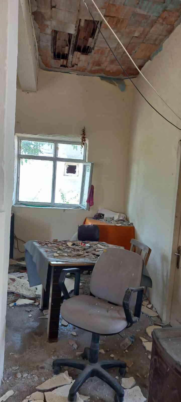 Kahvehanede çay içerlerken tavan çöktü: 1’i ağır 2 yaralı Çanakkale’nin Ezine ilçesinde, bir kahvehanenin tavanının çökmesi sonucu 1’i ağır olmak üzere 2 kişi yaralandı. Olay, saat 12.00 sıralarında ...