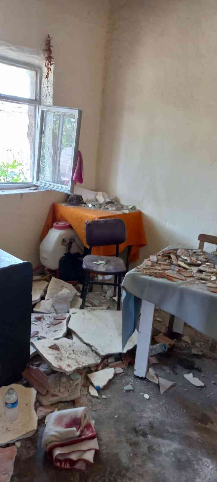 Kahvehanede çay içerlerken tavan çöktü: 1’i ağır 2 yaralı Çanakkale’nin Ezine ilçesinde, bir kahvehanenin tavanının çökmesi sonucu 1’i ağır olmak üzere 2 kişi yaralandı. Olay, saat 12.00 sıralarında ...