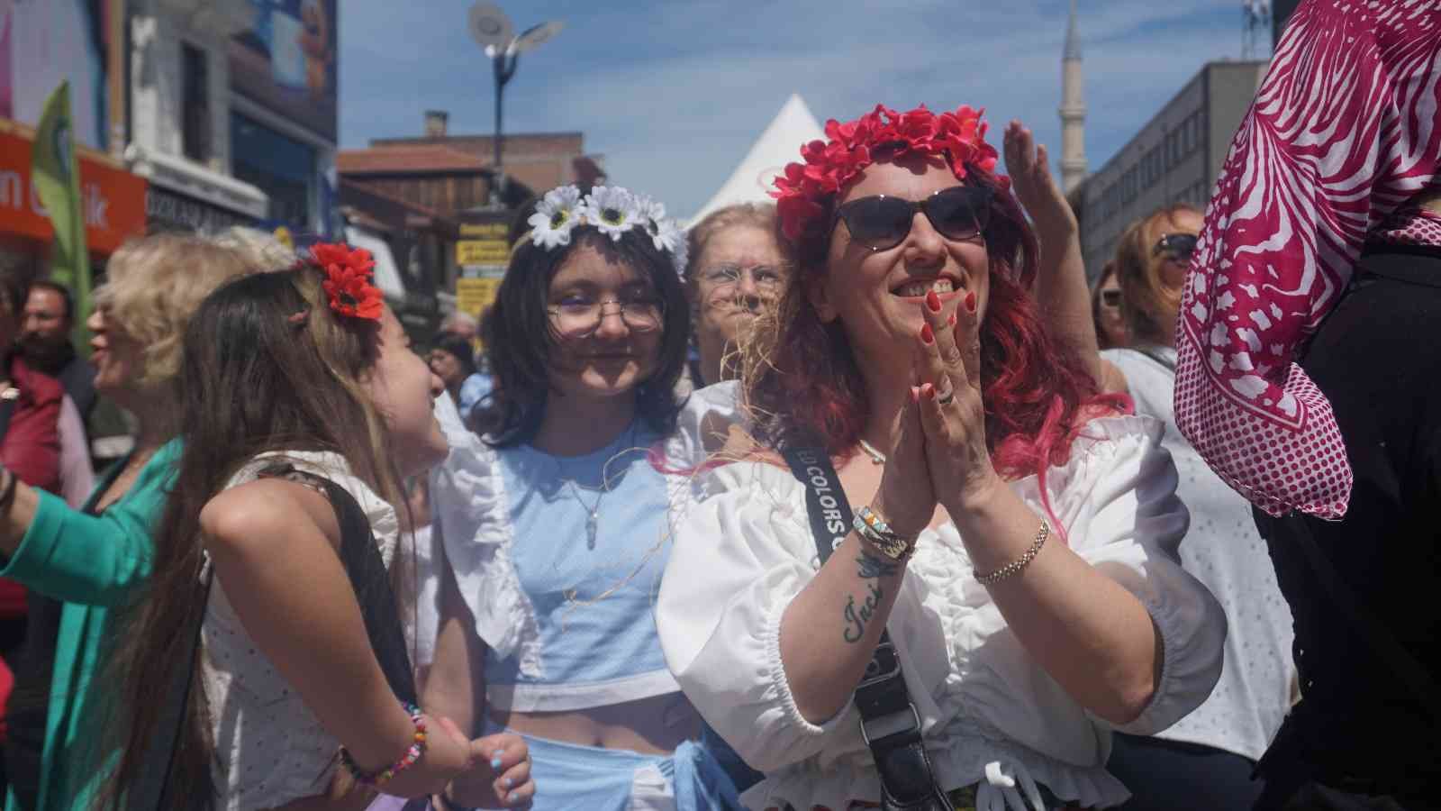Kakava ve Hıdrellez şenlikleri kentin sokaklarına taşındı Baharın müjdeleyicisi Kakava ve Hıdrellez Şenlikleri’nin son gününde Edirne’nin Saraçlar Caddesi’nde renkli yumurtalar tokuşturuldu, niyetler ...