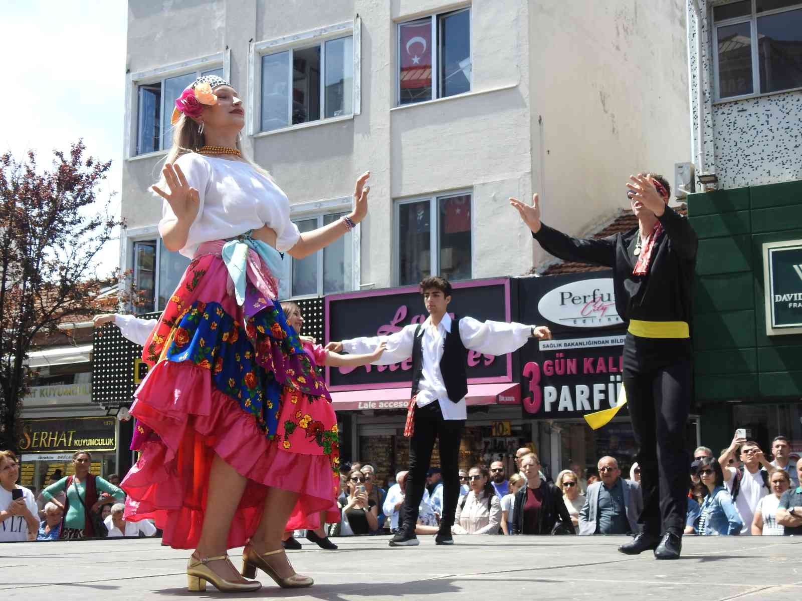 Kakava ve Hıdrellez şenlikleri kentin sokaklarına taşındı Baharın müjdeleyicisi Kakava ve Hıdrellez Şenlikleri’nin son gününde Edirne’nin Saraçlar Caddesi’nde renkli yumurtalar tokuşturuldu, niyetler ...