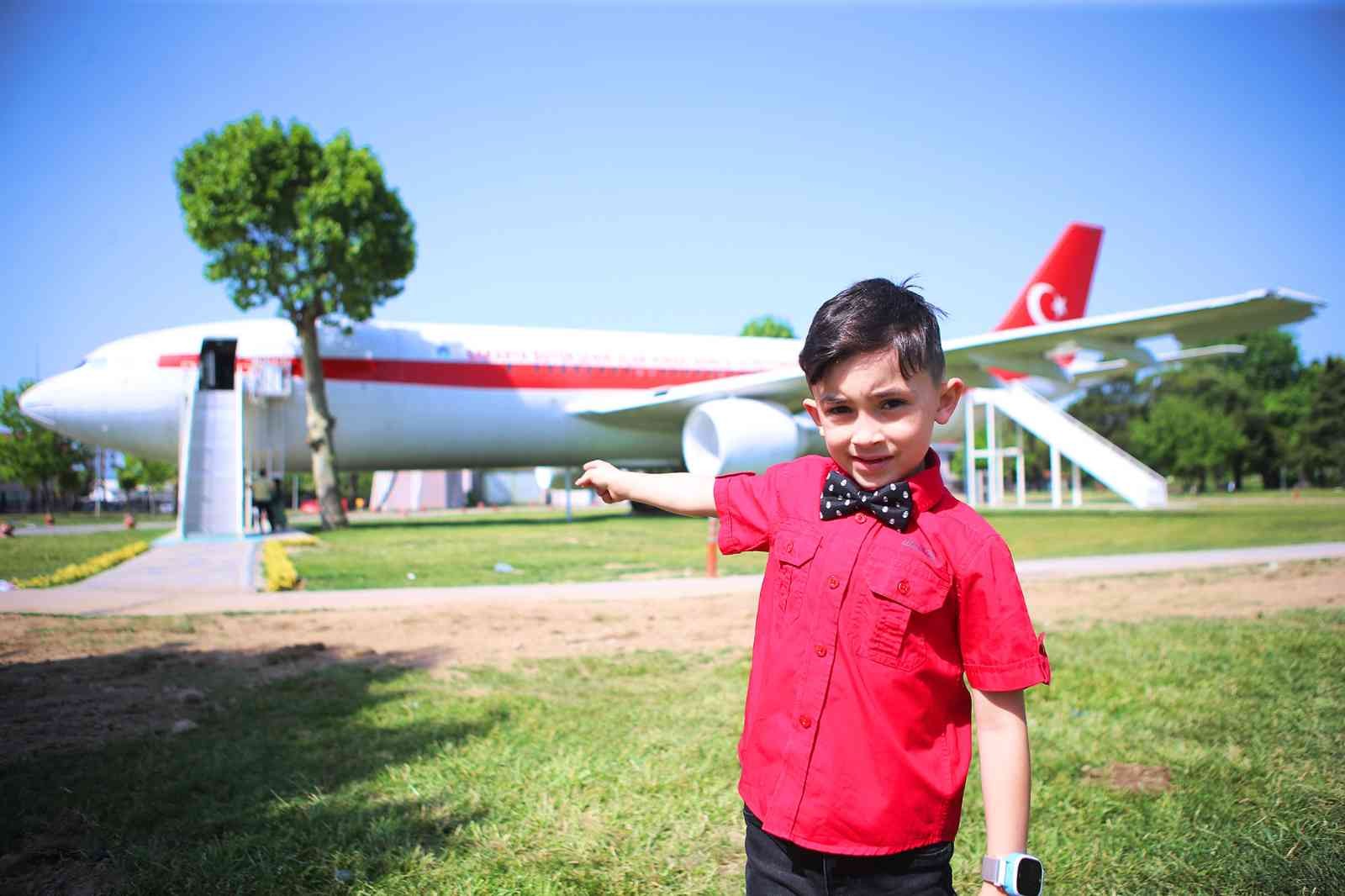 6 yaşındaki engelli Ömer Ege Hıdır’ın hayalleri Sakarya Büyükşehir Belediyesi’nin Uçak Kıraathanesi projesi sayesinde gerçek oldu. Kalp hastası ...