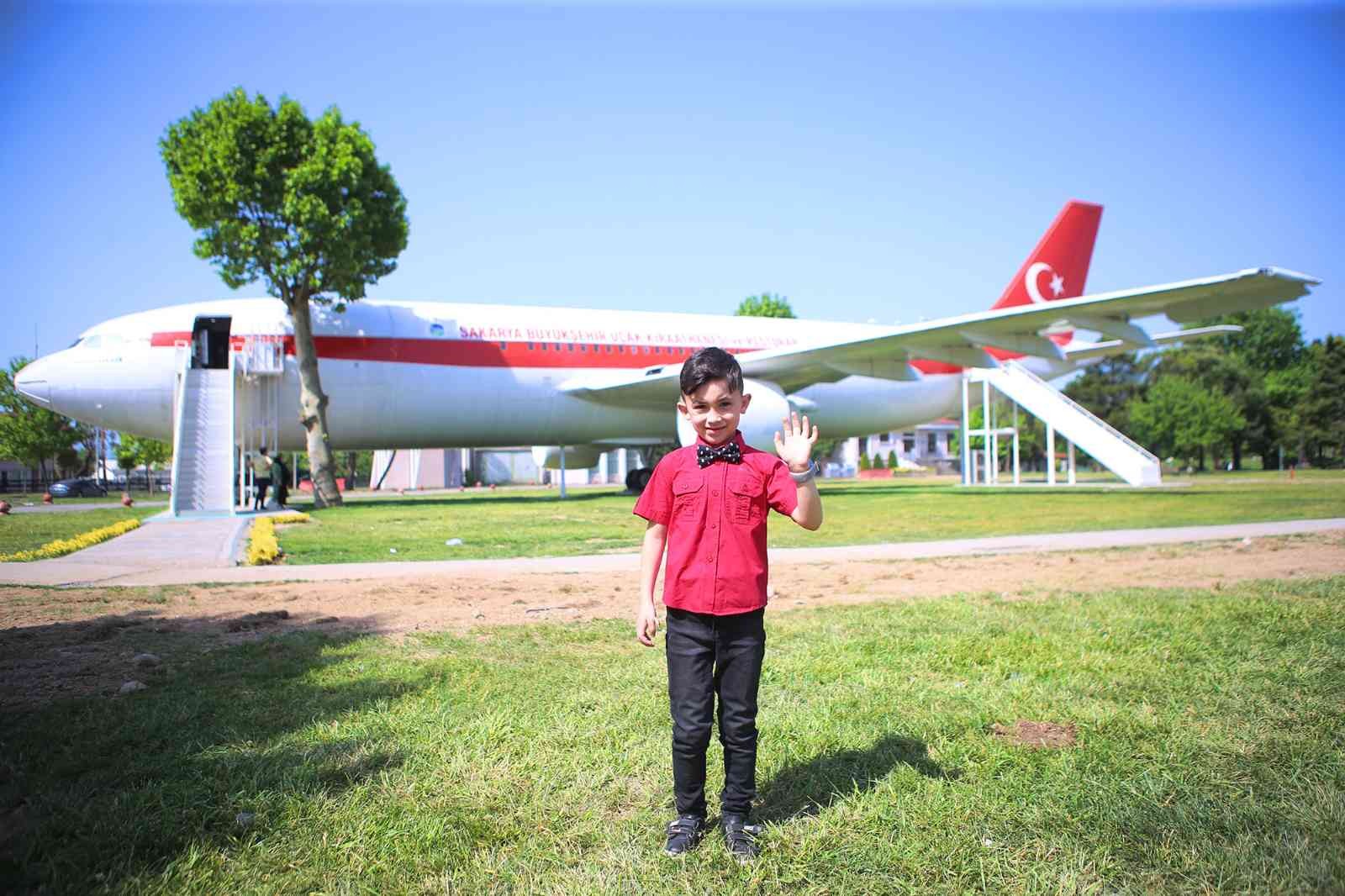 6 yaşındaki engelli Ömer Ege Hıdır’ın hayalleri Sakarya Büyükşehir Belediyesi’nin Uçak Kıraathanesi projesi sayesinde gerçek oldu. Kalp hastası ...