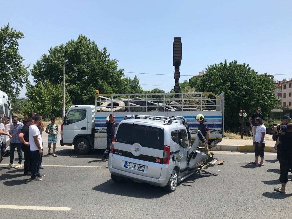 Kamyona arkadan çarpan ticari araç hurdaya döndü, kazada bir kişi yaralandı Balıkesir’in Edremit ilçesinde bir kamyona arkadan çarpan otomobil hurdaya döndü. Kazada bir kişi yaralandı. Edinilen bilgiye göre, 10 LB 883 ...