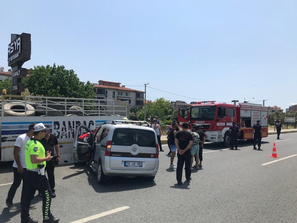 Kamyona arkadan çarpan ticari araç hurdaya döndü, kazada bir kişi yaralandı Balıkesir’in Edremit ilçesinde bir kamyona arkadan çarpan otomobil hurdaya döndü. Kazada bir kişi yaralandı. Edinilen bilgiye göre, 10 LB 883 ...