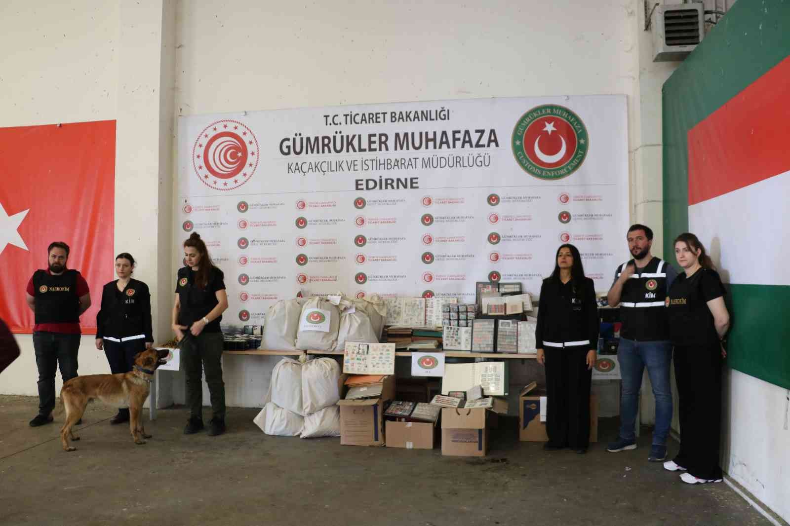 Kapıkule Gümrük Kapısı’nda gerçekleştirilen operasyonlarda, piyasa değeri yaklaşık 13 milyon Türk Lirası olan uyuşturucudan, kehribara, cep ...