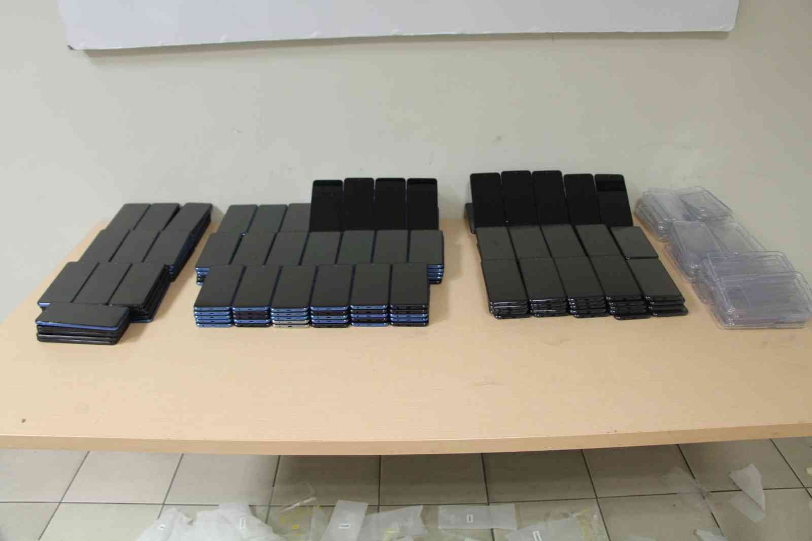 Kapıkule Gümrük Kapısı’nda gerçekleştirilen operasyonlarda, piyasa değeri yaklaşık 13 milyon Türk Lirası olan uyuşturucudan, kehribara, cep ...