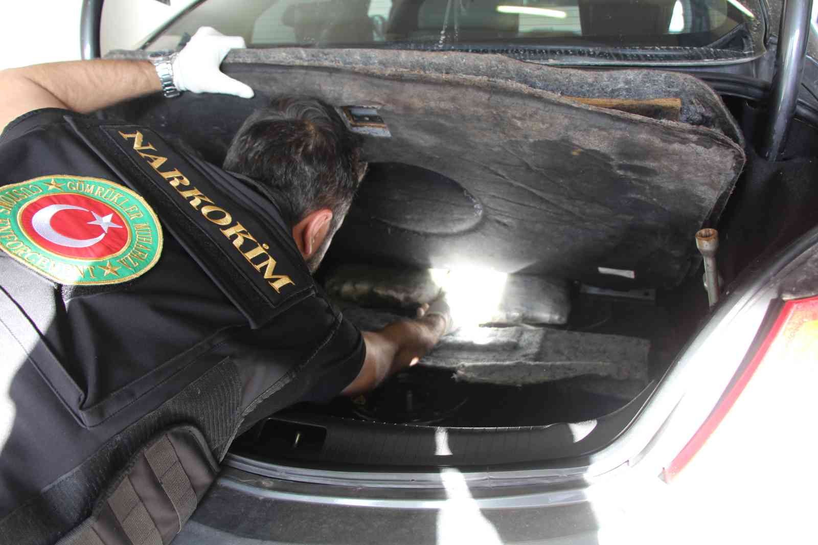 Kapıkule Gümrük Kapısı’nda gerçekleştirilen operasyonlarda, piyasa değeri yaklaşık 13 milyon Türk Lirası olan uyuşturucudan, kehribara, cep ...