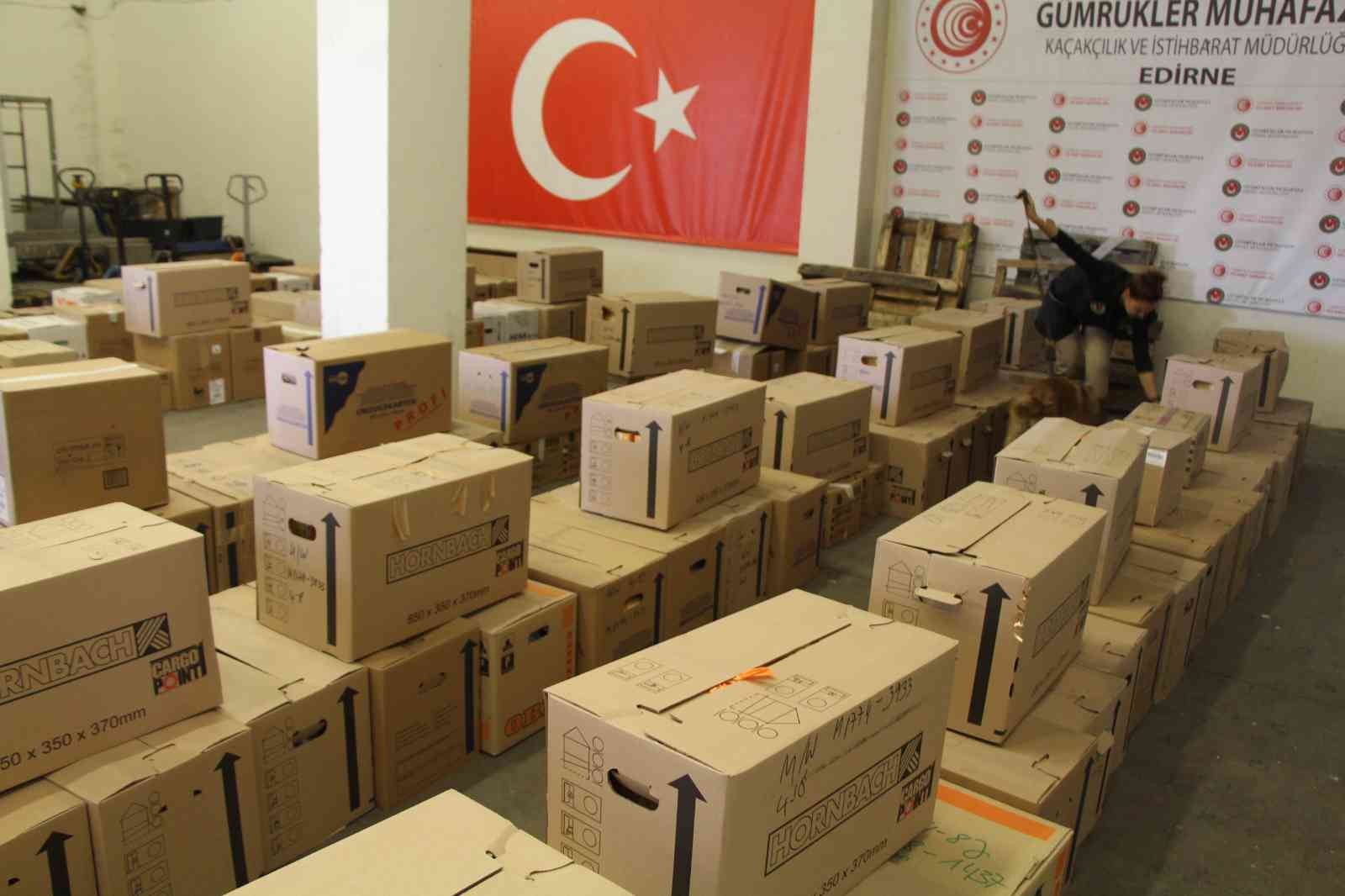 Kapıkule Gümrük Kapısı’nda gerçekleştirilen operasyonlarda, piyasa değeri yaklaşık 13 milyon Türk Lirası olan uyuşturucudan, kehribara, cep ...