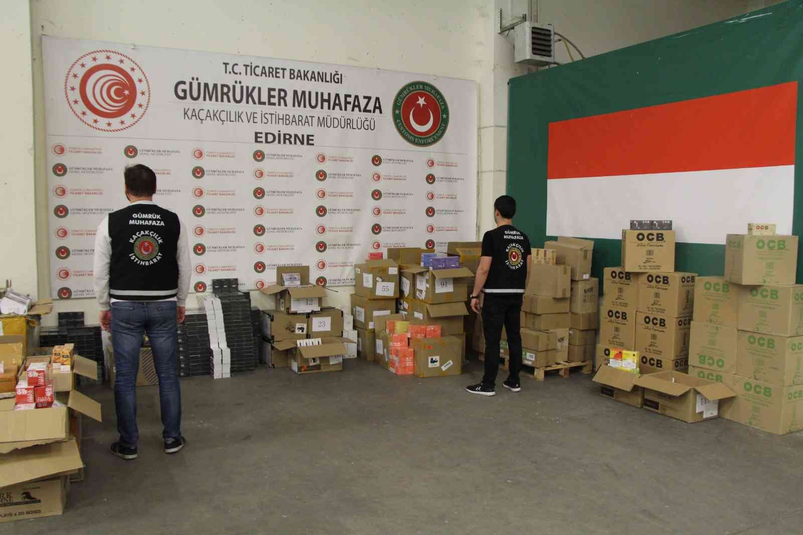 Kapıkule Gümrük Kapısı’nda gerçekleştirilen operasyonlarda, piyasa değeri yaklaşık 13 milyon Türk Lirası olan uyuşturucudan, kehribara, cep ...