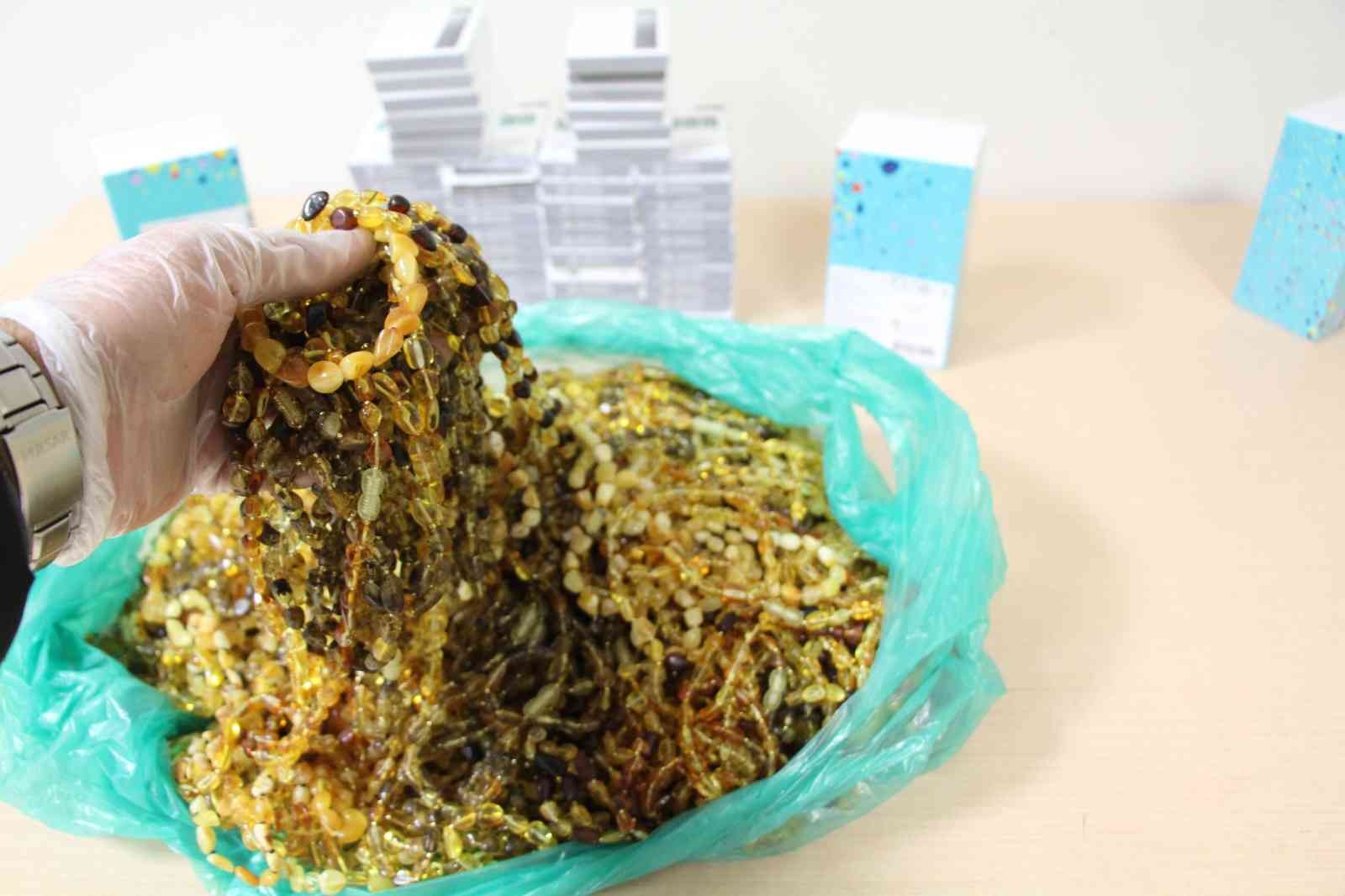 Kapıkule Gümrük Kapısı’nda gerçekleştirilen operasyonlarda, piyasa değeri yaklaşık 13 milyon Türk Lirası olan uyuşturucudan, kehribara, cep ...