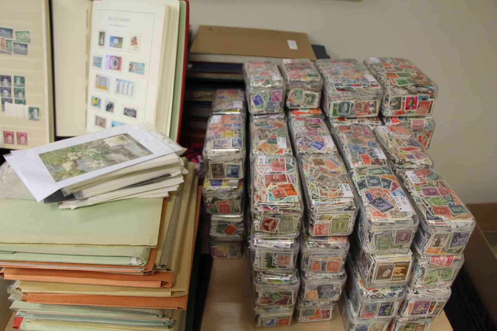 Kapıkule Gümrük Kapısı’nda gerçekleştirilen operasyonlarda, piyasa değeri yaklaşık 13 milyon Türk Lirası olan uyuşturucudan, kehribara, cep ...