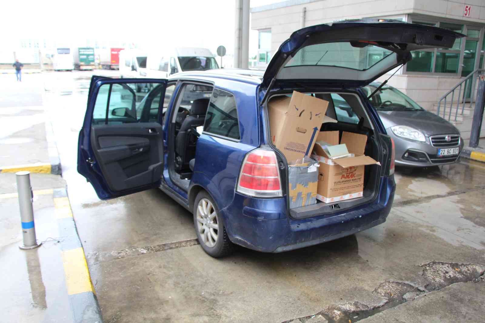 Kapıkule Gümrük Kapısı’nda gerçekleştirilen operasyonlarda, piyasa değeri yaklaşık 13 milyon Türk Lirası olan uyuşturucudan, kehribara, cep ...