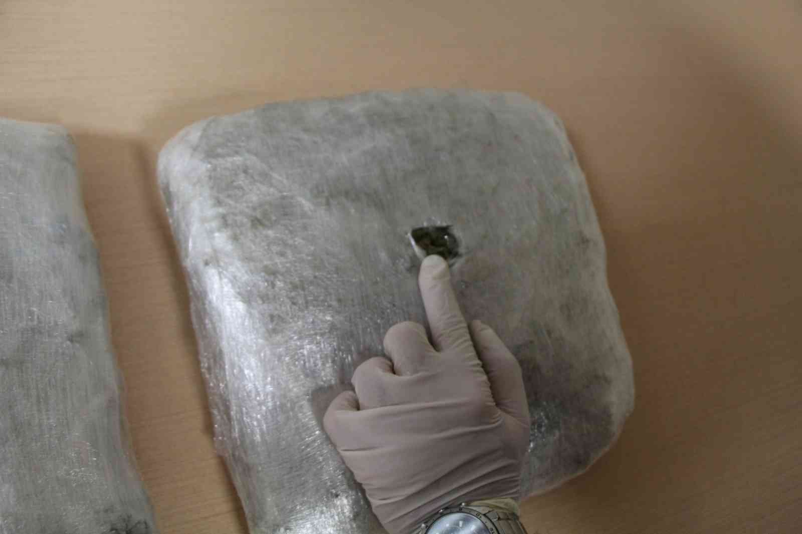 Kapıkule Gümrük Kapısı’nda gerçekleştirilen operasyonlarda, piyasa değeri yaklaşık 13 milyon Türk Lirası olan uyuşturucudan, kehribara, cep ...