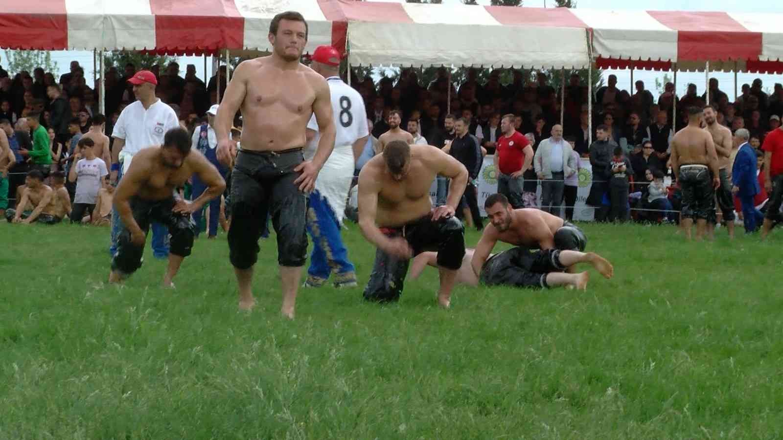 Kavasoğlu ve Şamdancıbaşı İbrahim Yağlı Güreşleri başladı Kırklareli’nin Babaeski ilçesine bağlı Büyükmandıra beldesinde 97.’si düzenlenen Kavasoğlu ve Şamdancıbaşı İbrahim Yağlı Güreşleri başladı ...