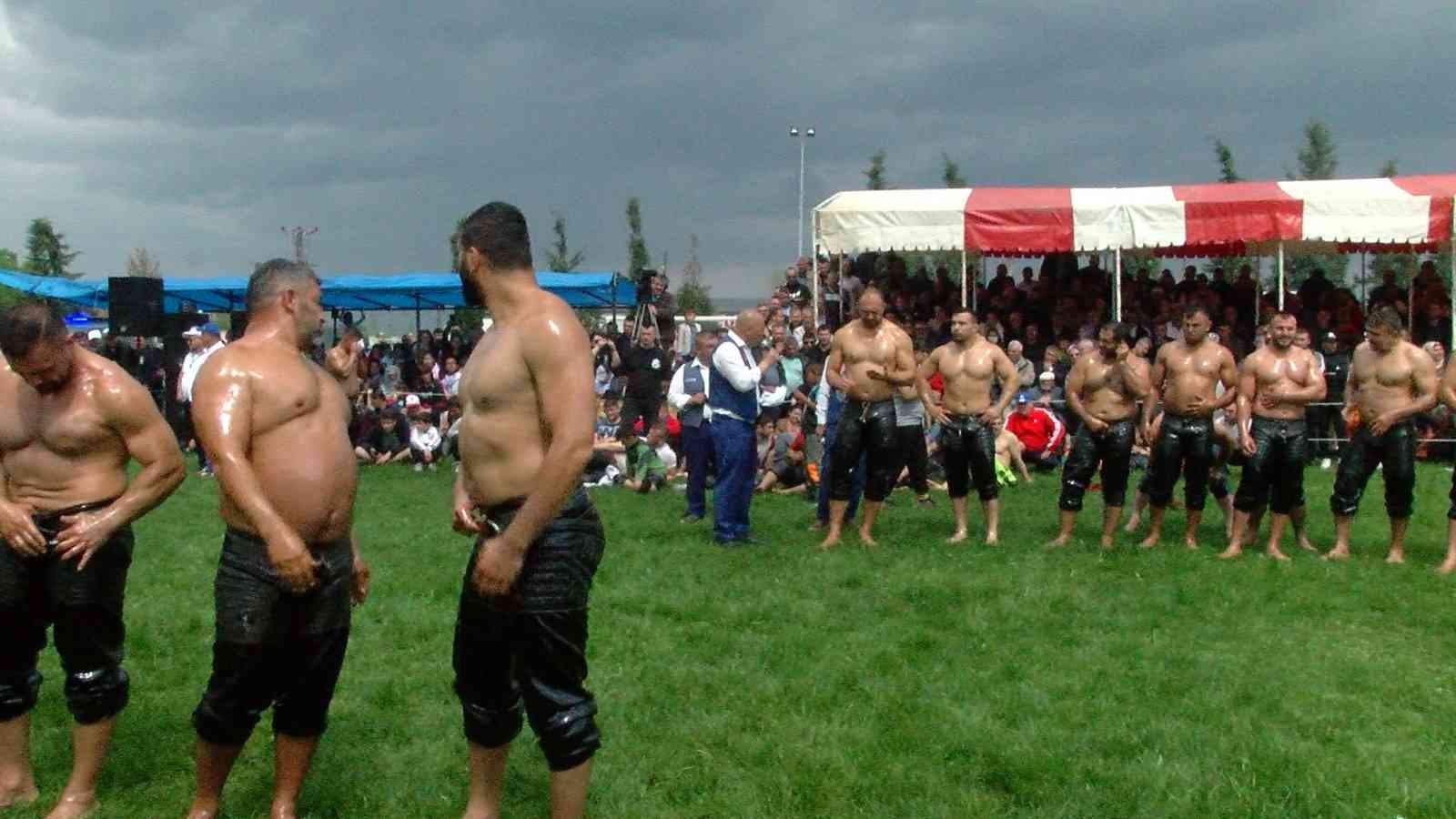 Kavasoğlu ve Şamdancıbaşı İbrahim Yağlı Güreşleri başladı Kırklareli’nin Babaeski ilçesine bağlı Büyükmandıra beldesinde 97.’si düzenlenen Kavasoğlu ve Şamdancıbaşı İbrahim Yağlı Güreşleri başladı ...