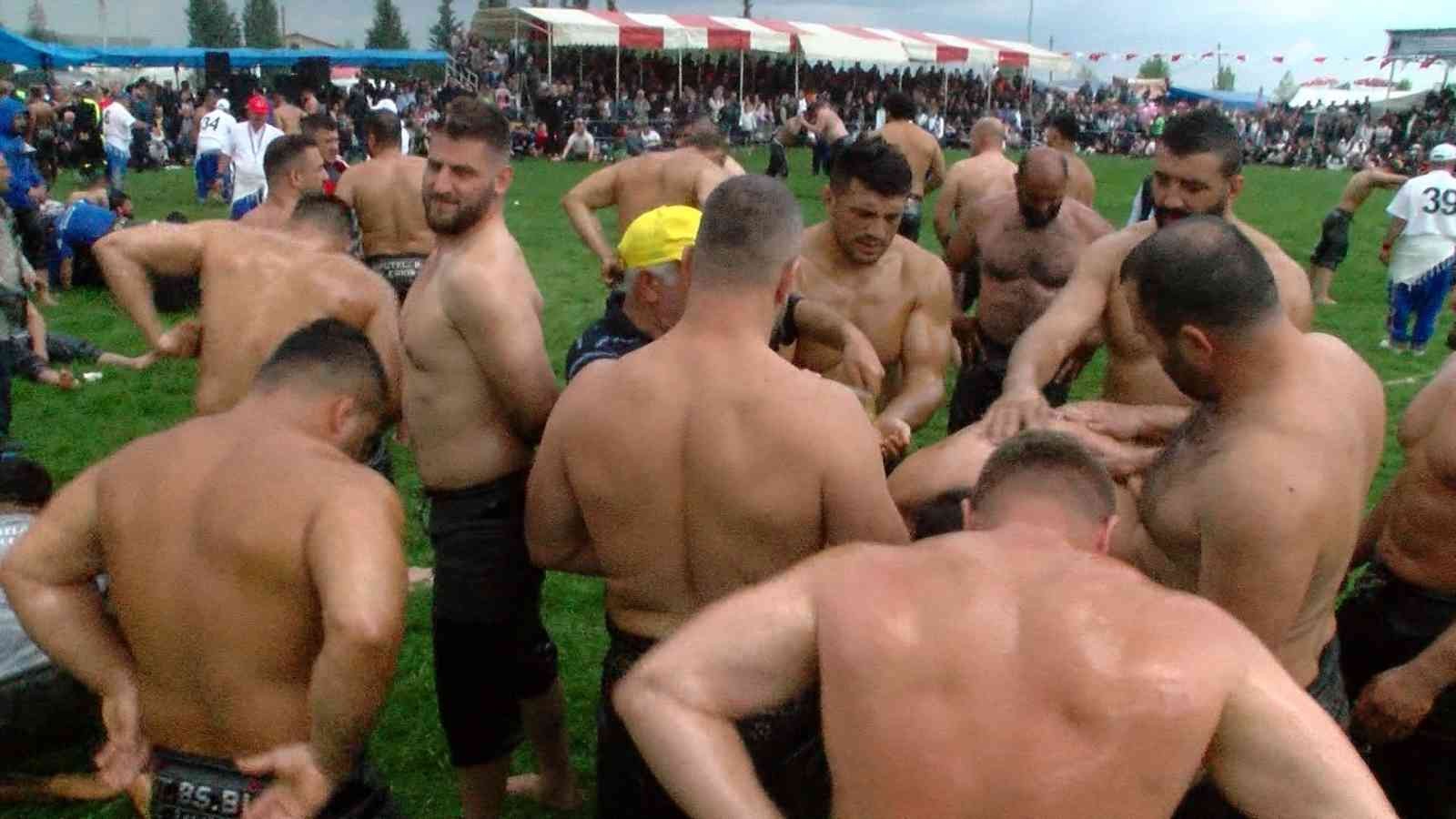 Kavasoğlu ve Şamdancıbaşı İbrahim Yağlı Güreşleri başladı Kırklareli’nin Babaeski ilçesine bağlı Büyükmandıra beldesinde 97.’si düzenlenen Kavasoğlu ve Şamdancıbaşı İbrahim Yağlı Güreşleri başladı ...