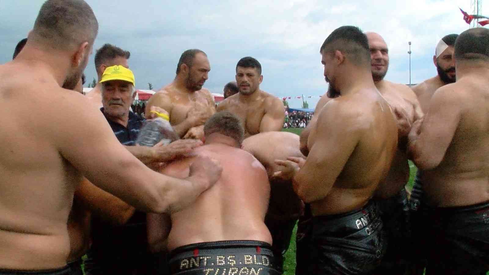 Kavasoğlu ve Şamdancıbaşı İbrahim Yağlı Güreşleri başladı Kırklareli’nin Babaeski ilçesine bağlı Büyükmandıra beldesinde 97.’si düzenlenen Kavasoğlu ve Şamdancıbaşı İbrahim Yağlı Güreşleri başladı ...