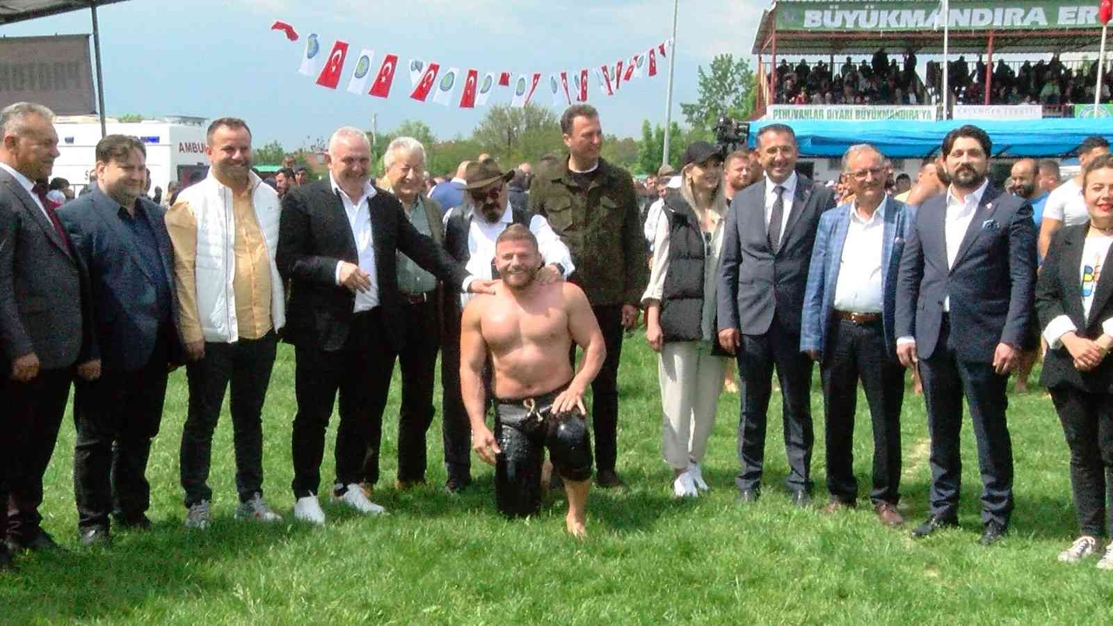 Kavasoğlu ve Şamdancıbaşı İbrahim Yağlı Güreşleri başladı Kırklareli’nin Babaeski ilçesine bağlı Büyükmandıra beldesinde 97.’si düzenlenen Kavasoğlu ve Şamdancıbaşı İbrahim Yağlı Güreşleri başladı ...