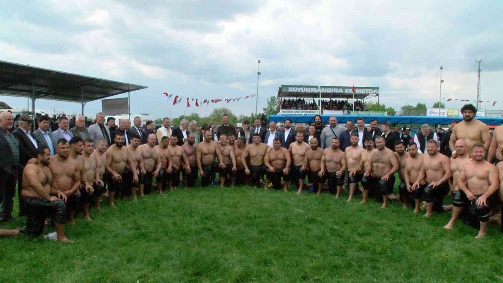 Kavasoğlu ve Şamdancıbaşı İbrahim Yağlı Güreşleri başladı Kırklareli’nin Babaeski ilçesine bağlı Büyükmandıra beldesinde 97.’si düzenlenen Kavasoğlu ve Şamdancıbaşı İbrahim Yağlı Güreşleri başladı ...