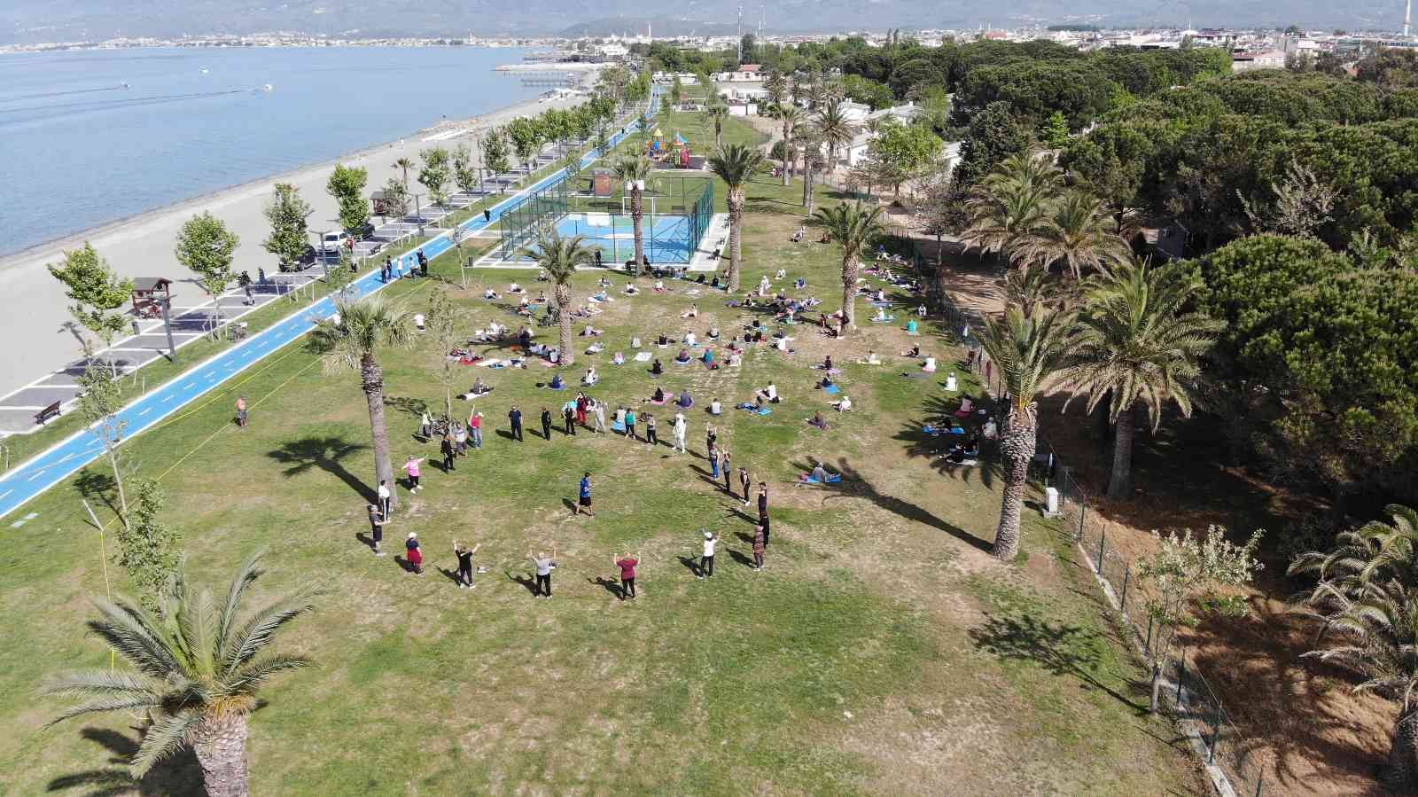 Balıkesir’in Edremit Belediyesi eğitimin ve sporun yanında yer almaya devam ediyor. Edremit Belediyesi tarafından Altınkum, Akçay ve Güre ...