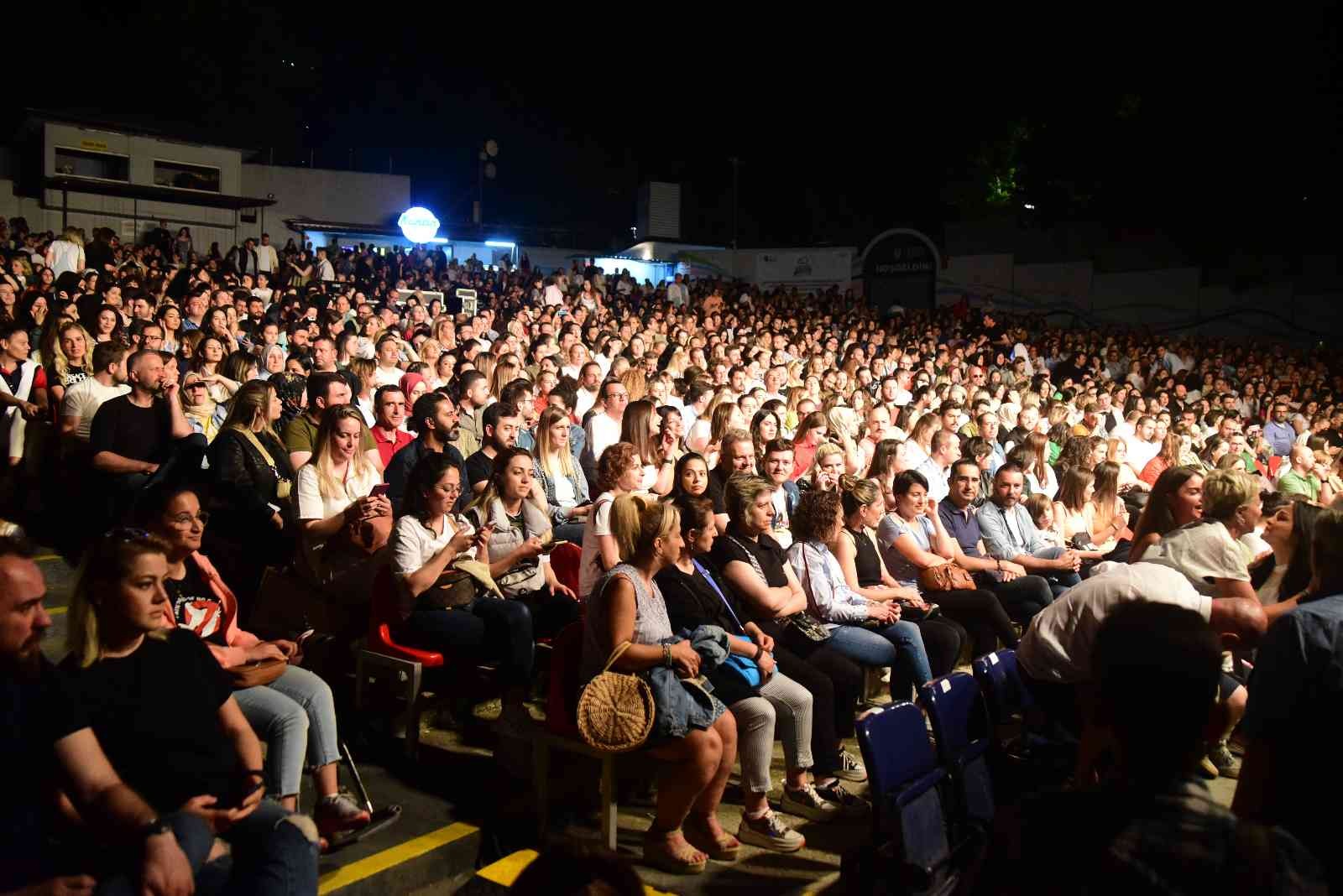 Ünlü popçu Kenan Doğulu Bursa Açıkhava Tiyatrosu’nda konser verdi. Doğulu; “Heyecanlıyım dedim de bazı konserlerde öyle bir enerjiyle bakıyor ki ...