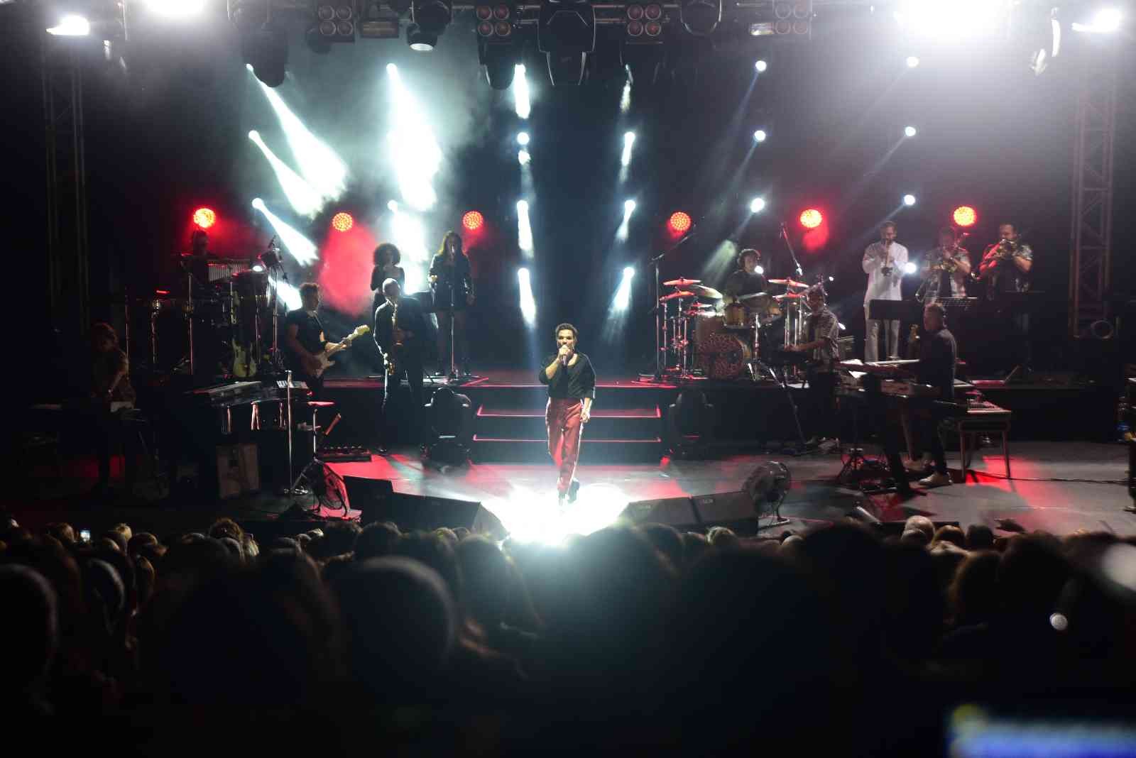 Ünlü popçu Kenan Doğulu Bursa Açıkhava Tiyatrosu’nda konser verdi. Doğulu; “Heyecanlıyım dedim de bazı konserlerde öyle bir enerjiyle bakıyor ki ...