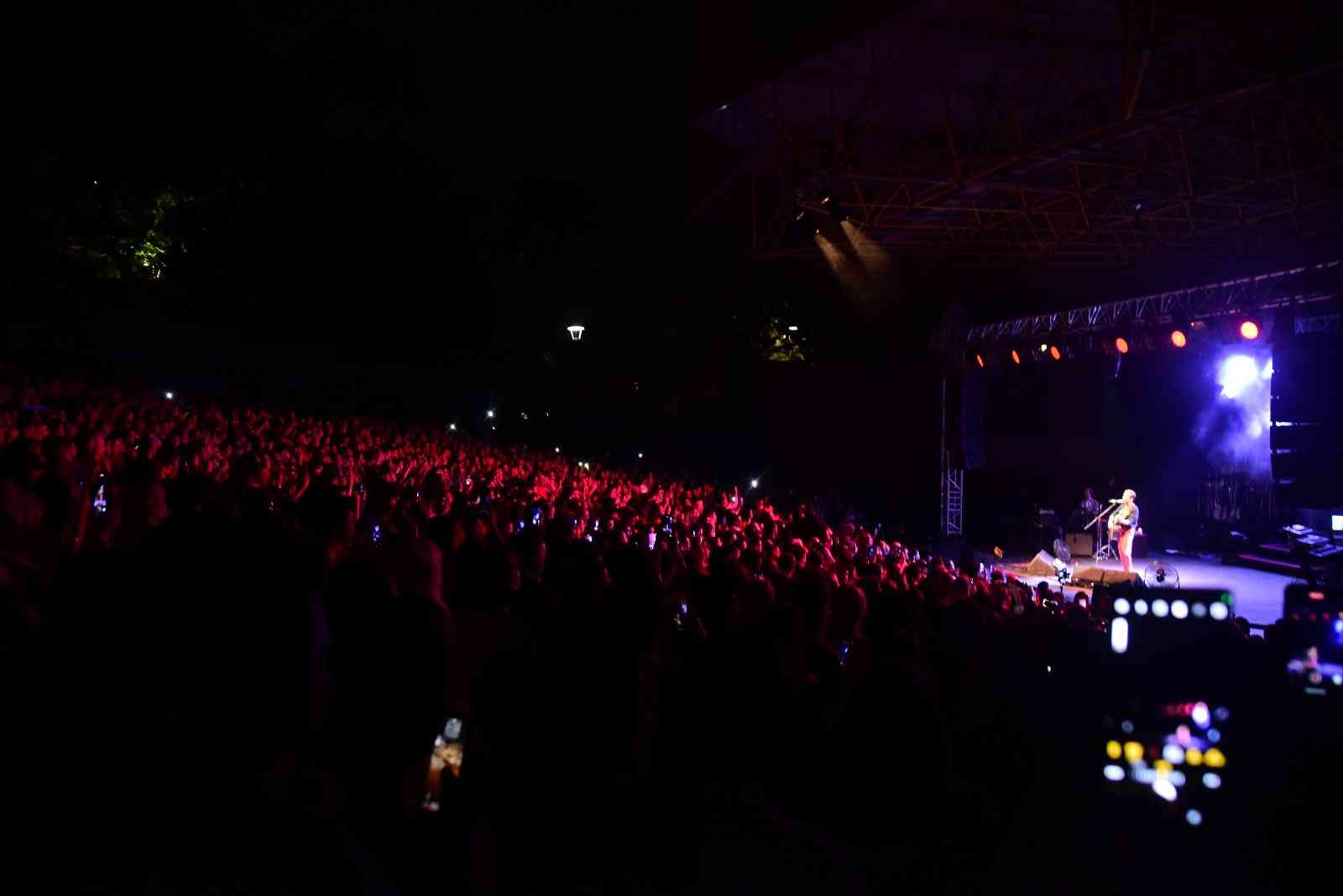 Ünlü popçu Kenan Doğulu Bursa Açıkhava Tiyatrosu’nda konser verdi. Doğulu; “Heyecanlıyım dedim de bazı konserlerde öyle bir enerjiyle bakıyor ki ...