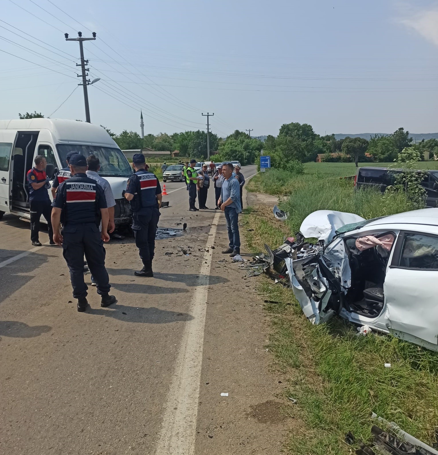 Edirne’ni Keşan ve Enez ilçeleri arasında kalan karayolunda midibüs ile otomobil çarpıştı. Kazada otomobil sürücüsü sıkıştığı aracın içinden ...
