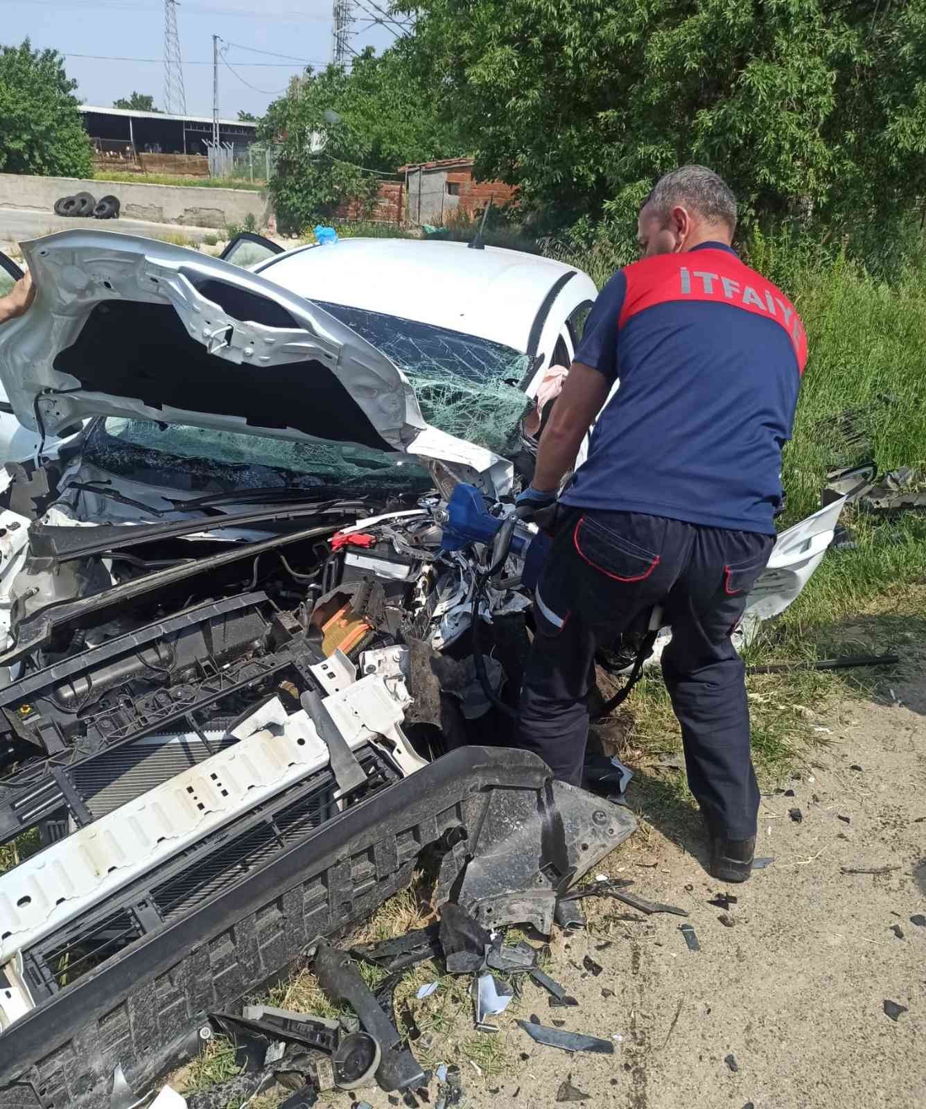 Edirne’ni Keşan ve Enez ilçeleri arasında kalan karayolunda midibüs ile otomobil çarpıştı. Kazada otomobil sürücüsü sıkıştığı aracın içinden ...