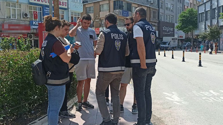 Keşan’da huzur ve güven uygulaması yapıldı Edirne’nin Keşan ilçesinde gerçekleştirilen huzur ve güven uygulamasında 888 kişinin GBT sorgusu yapıldı. Aranması olan 7 kişinin yakalandığı ...
