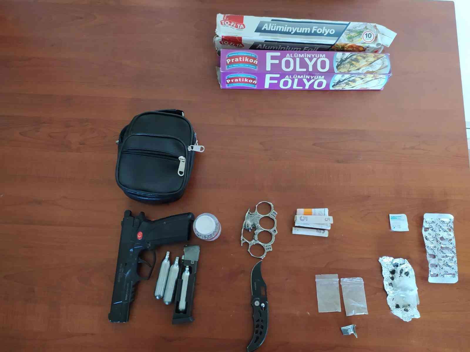 Keşan’da şok denetimlerde silah ve uyuşturucu ele geçirildi Edirne’nin Keşan ilçesinde polis ekiplerinin yaptığı şok denetimlerde silah ve çok miktarda uyuşturucu madde ele geçirildi. Yakalanan şahıslar ...