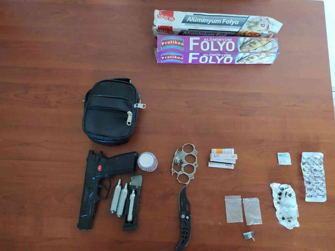 kesanda-sok-denetimlerde-silah-ve-uyusturucu-ele-gecirildi-YhBluHMq.jpg