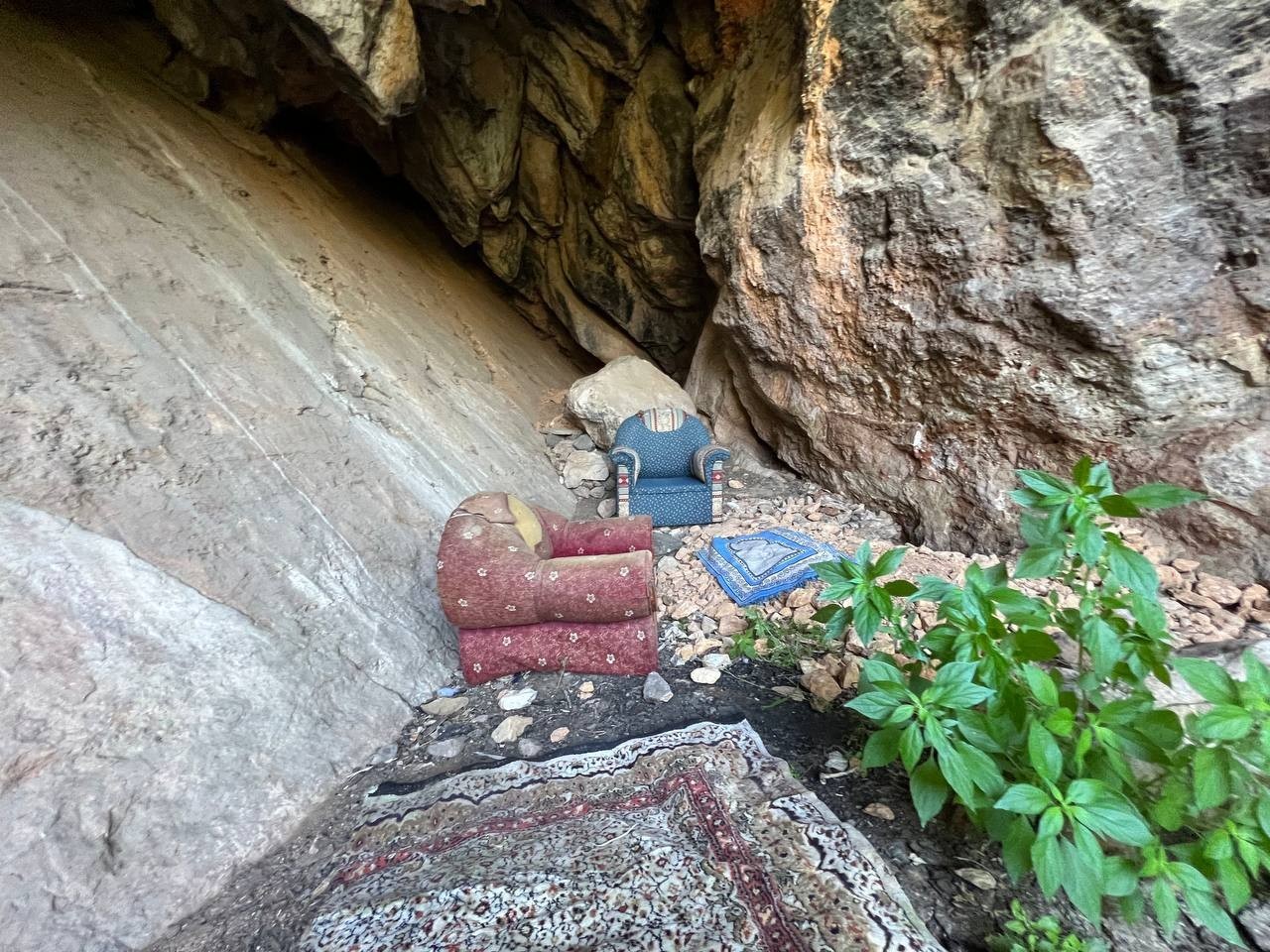 Keyfine düşkün definecilerin mağara hayatı şoke etti Dünyaca ünlü tarihi kent İznik definecilerin hedefi olmaya devam ediyor. Kimliği belirsiz defineciler bir mağarada hem kazı hem keyif yapıyor ...