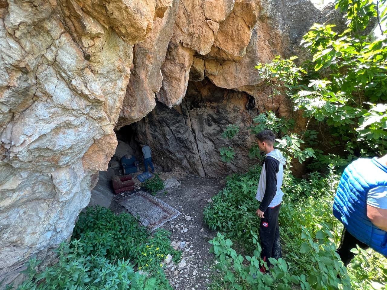 Keyfine düşkün definecilerin mağara hayatı şoke etti Dünyaca ünlü tarihi kent İznik definecilerin hedefi olmaya devam ediyor. Kimliği belirsiz defineciler bir mağarada hem kazı hem keyif yapıyor ...