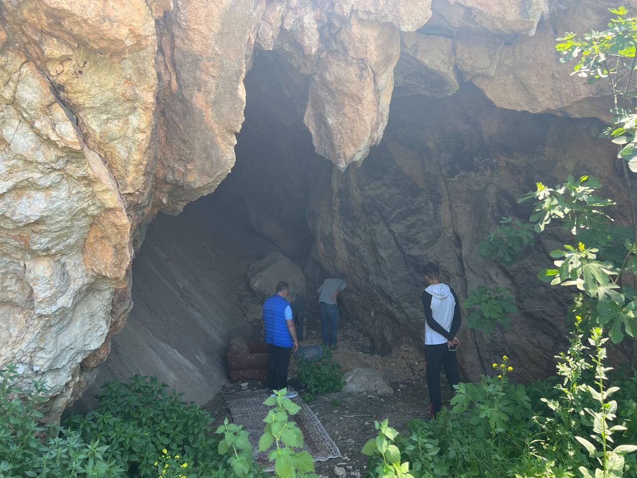 Keyfine düşkün definecilerin mağara hayatı şoke etti Dünyaca ünlü tarihi kent İznik definecilerin hedefi olmaya devam ediyor. Kimliği belirsiz defineciler bir mağarada hem kazı hem keyif yapıyor ...