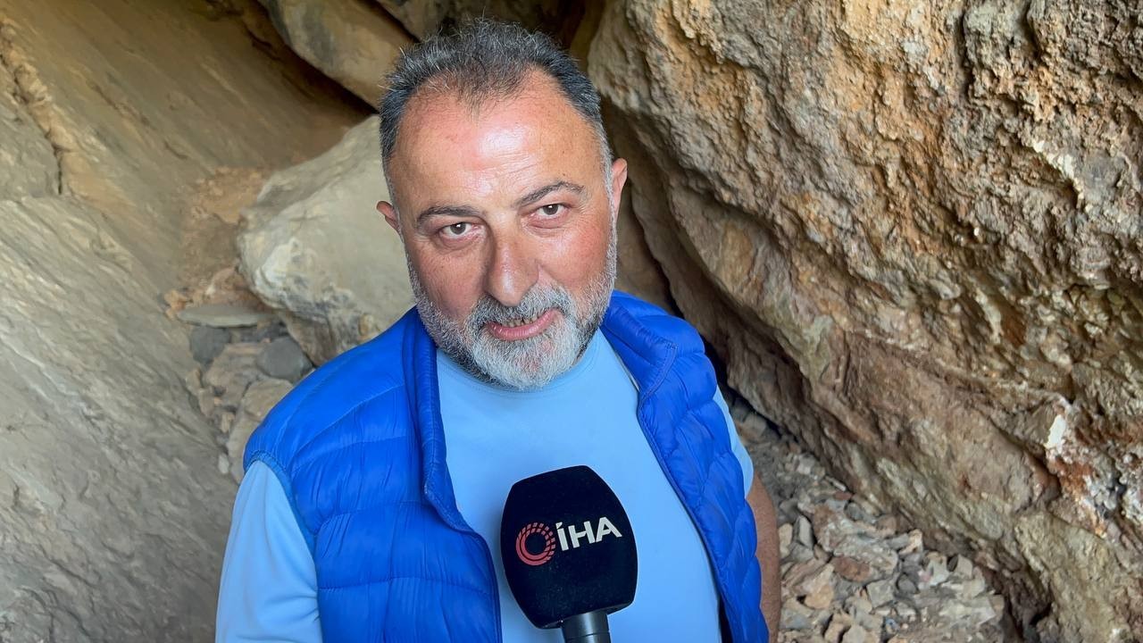 Keyfine düşkün definecilerin mağara hayatı şoke etti Dünyaca ünlü tarihi kent İznik definecilerin hedefi olmaya devam ediyor. Kimliği belirsiz defineciler bir mağarada hem kazı hem keyif yapıyor ...