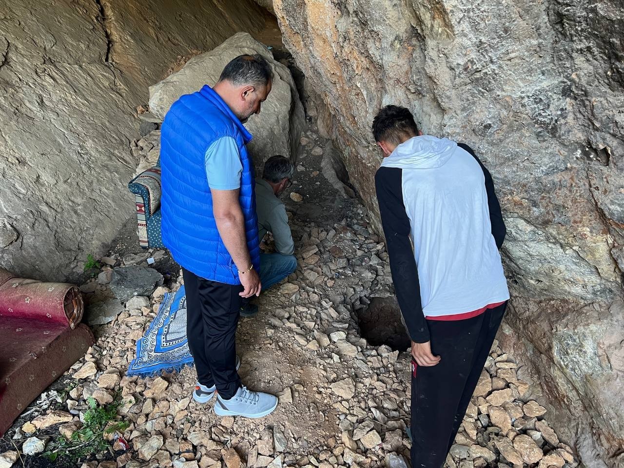 Keyfine düşkün definecilerin mağara hayatı şoke etti Dünyaca ünlü tarihi kent İznik definecilerin hedefi olmaya devam ediyor. Kimliği belirsiz defineciler bir mağarada hem kazı hem keyif yapıyor ...