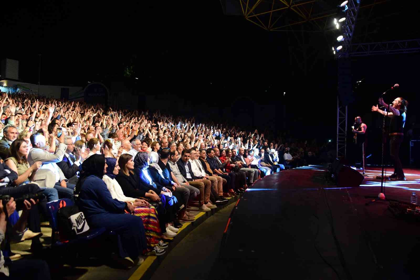 Ünlü şarkıcı Kıraç, Bursa Açıkhava Tiyatrosu’nda Bursalı sevenleri ile buluştu. Ay-yıldızlı hırkası ile sahneye çıkan Kıraç; “Maalesef son ...