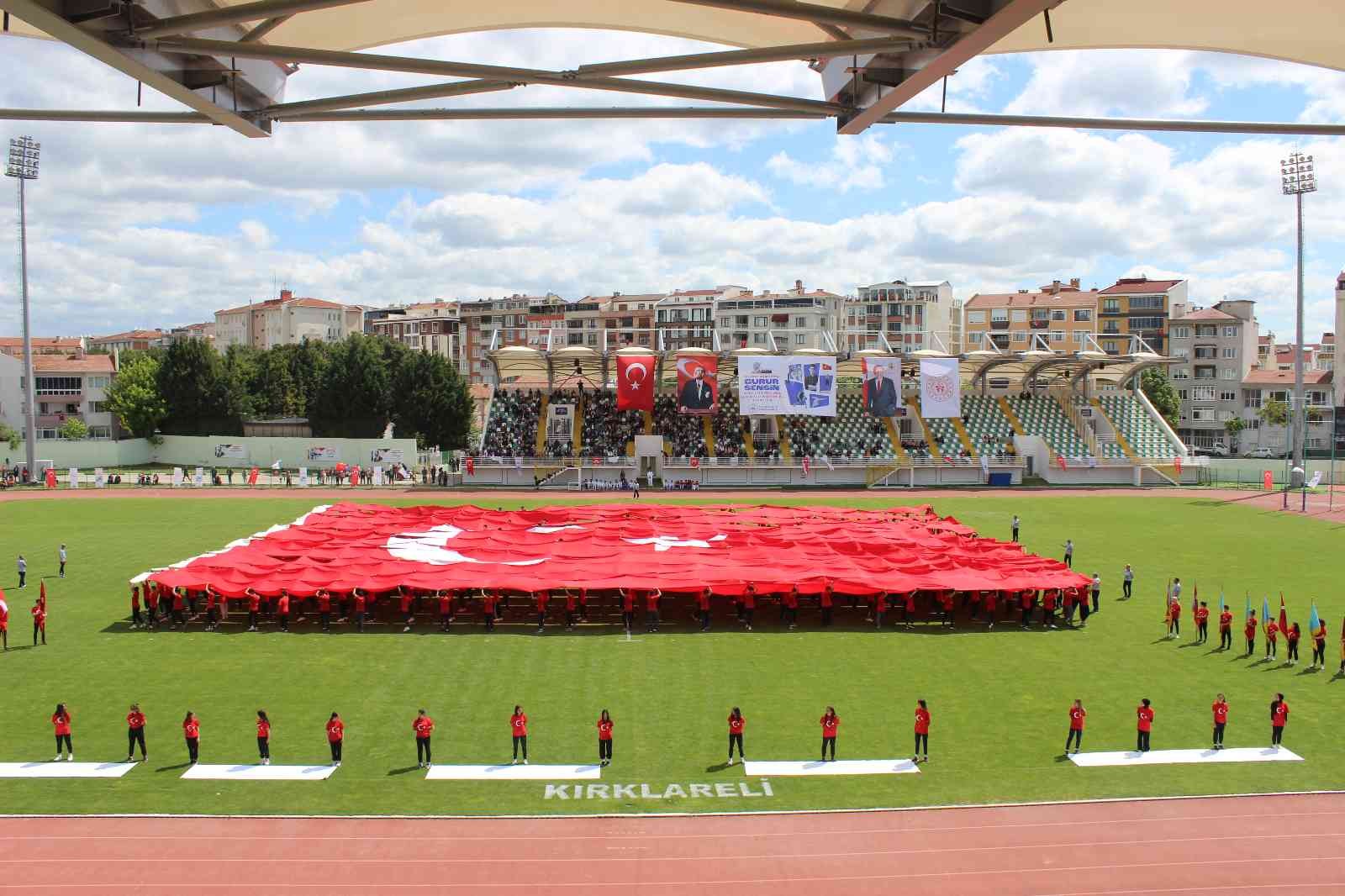 Kırklareli’de 19 Mayıs coşkuyla kutlandı Tüm ülkede olduğu gibi Kırklareli’de de coşkuyla kutlanan 19 Mayıs Atatürk’ü Anma, Gençlik ve Spor Bayramı’nda öğrenciler, stadın ortasında dev ...