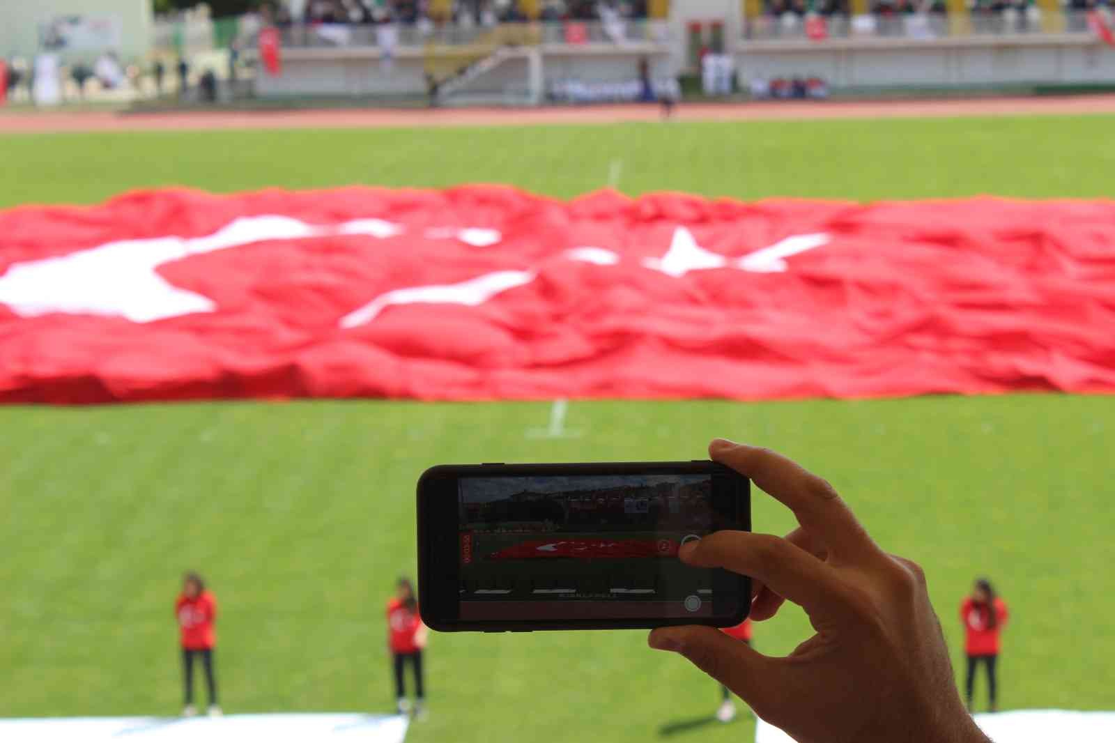 Kırklareli’de 19 Mayıs coşkuyla kutlandı Tüm ülkede olduğu gibi Kırklareli’de de coşkuyla kutlanan 19 Mayıs Atatürk’ü Anma, Gençlik ve Spor Bayramı’nda öğrenciler, stadın ortasında dev ...