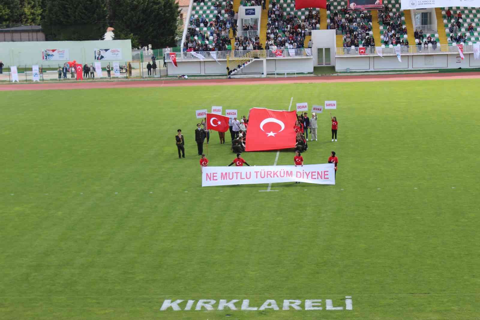 Kırklareli’de 19 Mayıs coşkuyla kutlandı Tüm ülkede olduğu gibi Kırklareli’de de coşkuyla kutlanan 19 Mayıs Atatürk’ü Anma, Gençlik ve Spor Bayramı’nda öğrenciler, stadın ortasında dev ...