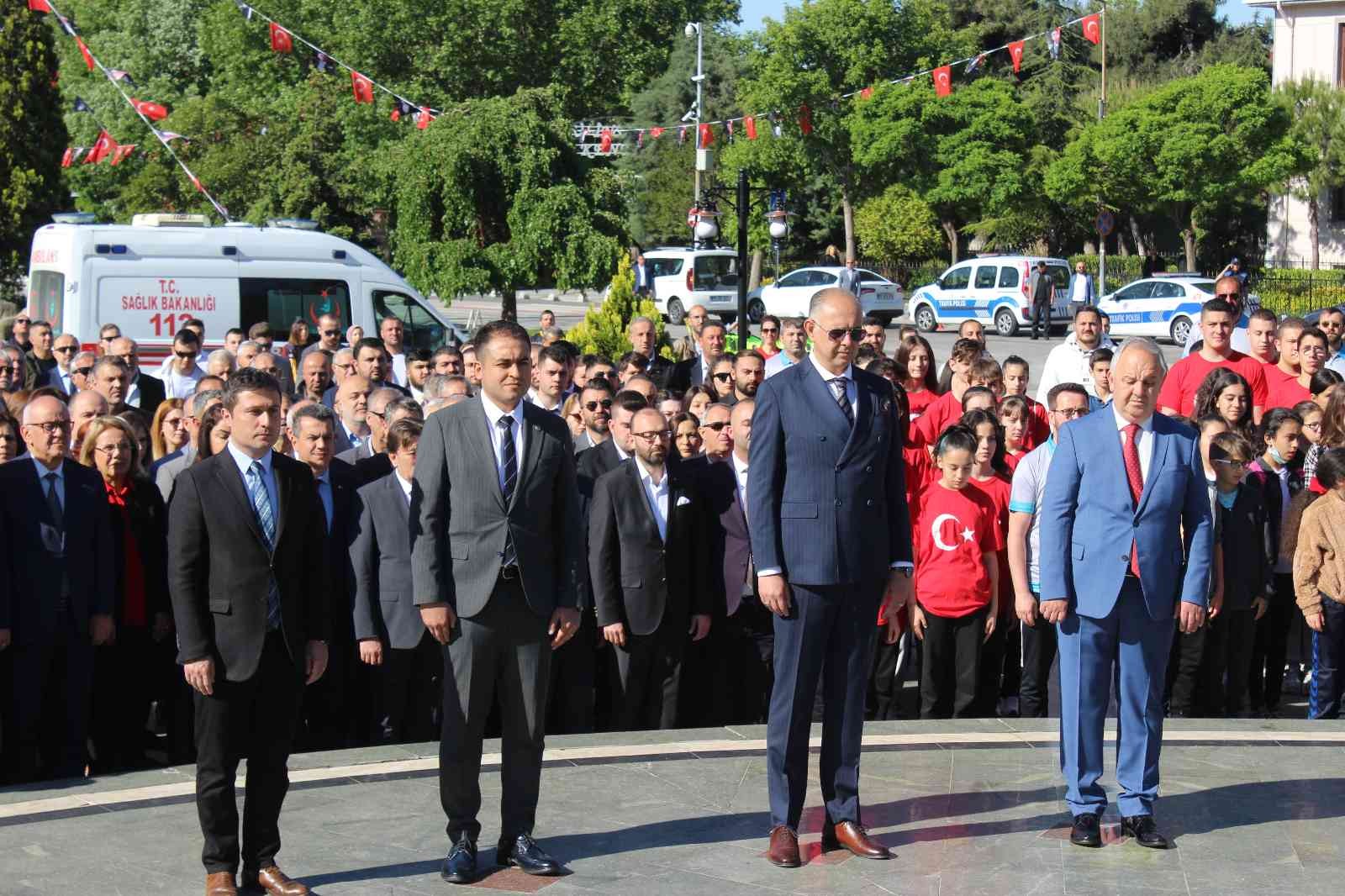 Kırklareli’de 19 Mayıs coşkuyla kutlandı Tüm ülkede olduğu gibi Kırklareli’de de coşkuyla kutlanan 19 Mayıs Atatürk’ü Anma, Gençlik ve Spor Bayramı’nda öğrenciler, stadın ortasında dev ...