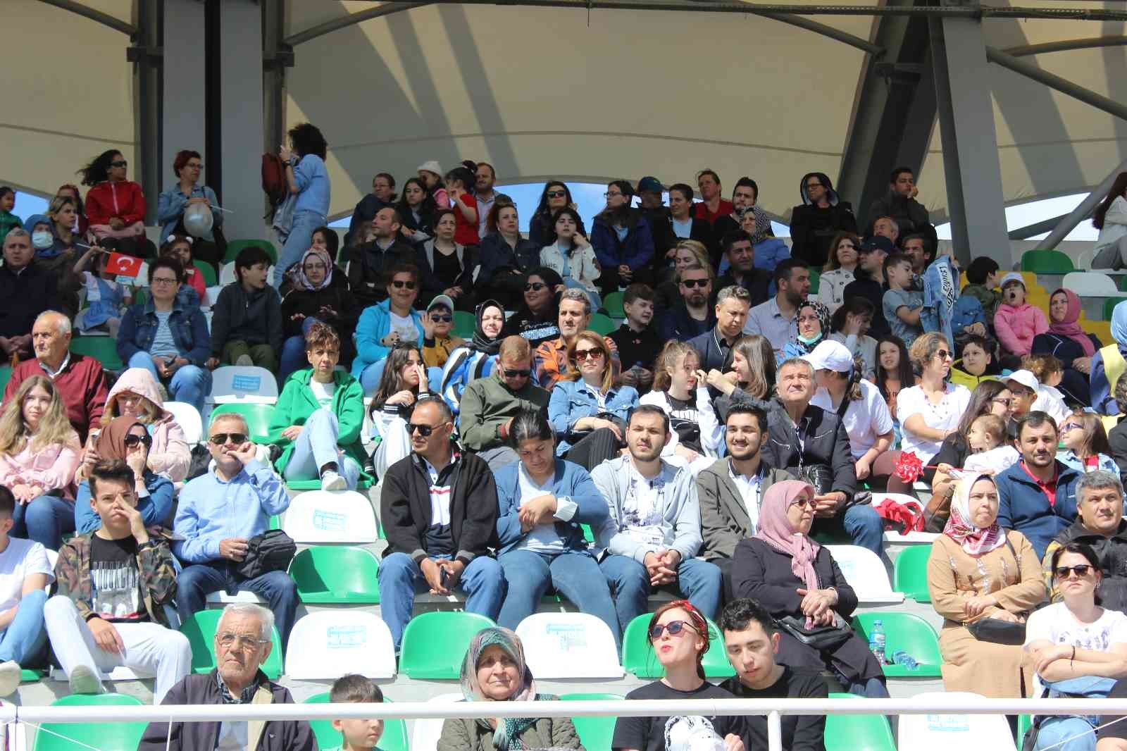 Kırklareli’de 19 Mayıs coşkuyla kutlandı Tüm ülkede olduğu gibi Kırklareli’de de coşkuyla kutlanan 19 Mayıs Atatürk’ü Anma, Gençlik ve Spor Bayramı’nda öğrenciler, stadın ortasında dev ...