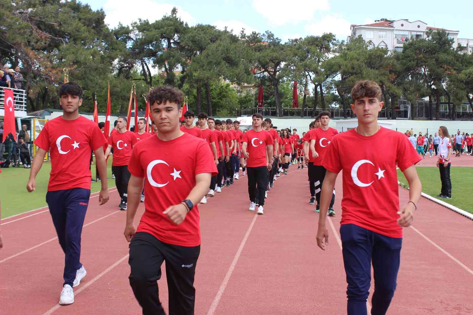 Kırklareli’de 19 Mayıs coşkuyla kutlandı Tüm ülkede olduğu gibi Kırklareli’de de coşkuyla kutlanan 19 Mayıs Atatürk’ü Anma, Gençlik ve Spor Bayramı’nda öğrenciler, stadın ortasında dev ...