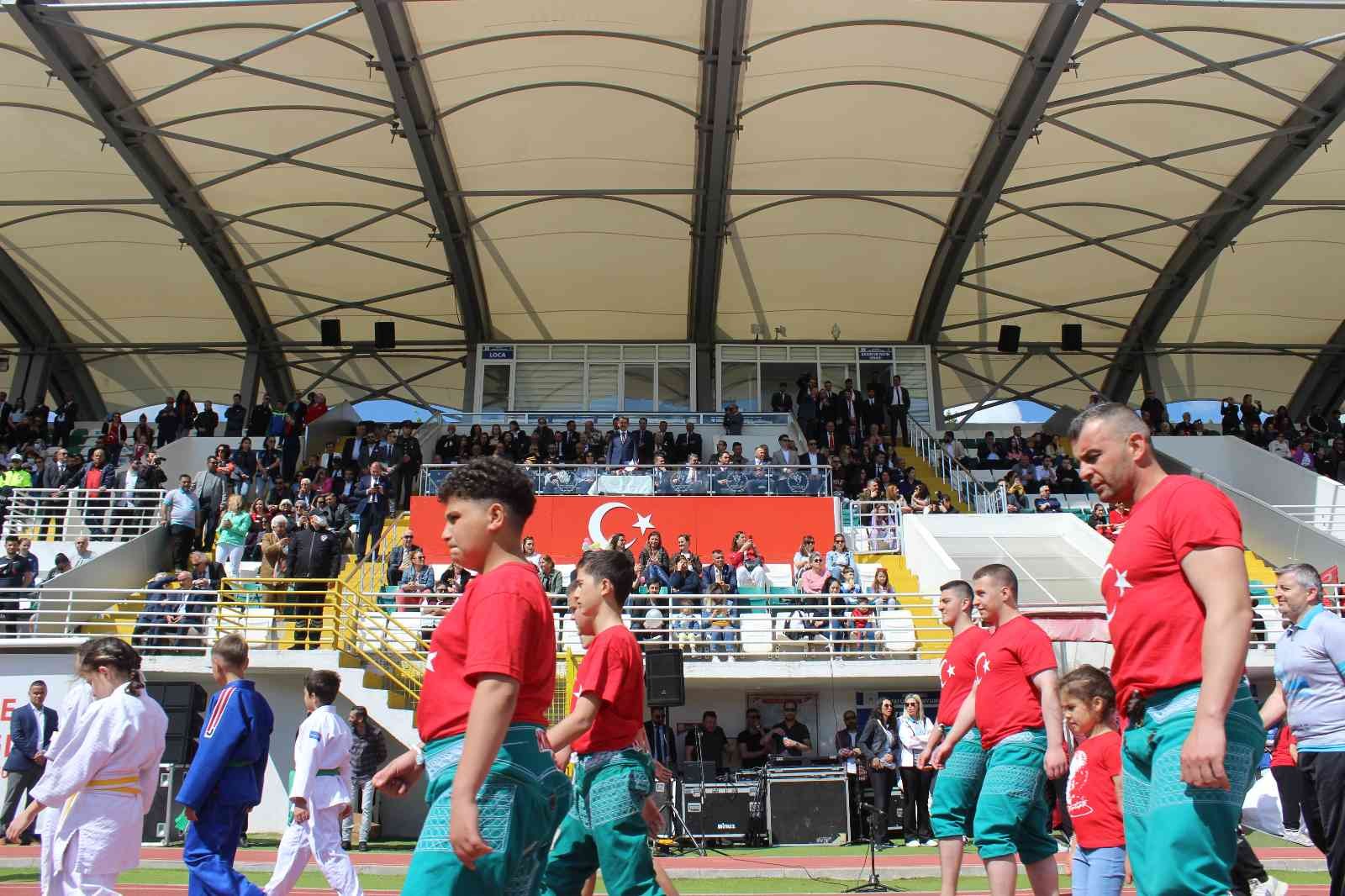Kırklareli’de 19 Mayıs coşkuyla kutlandı Tüm ülkede olduğu gibi Kırklareli’de de coşkuyla kutlanan 19 Mayıs Atatürk’ü Anma, Gençlik ve Spor Bayramı’nda öğrenciler, stadın ortasında dev ...