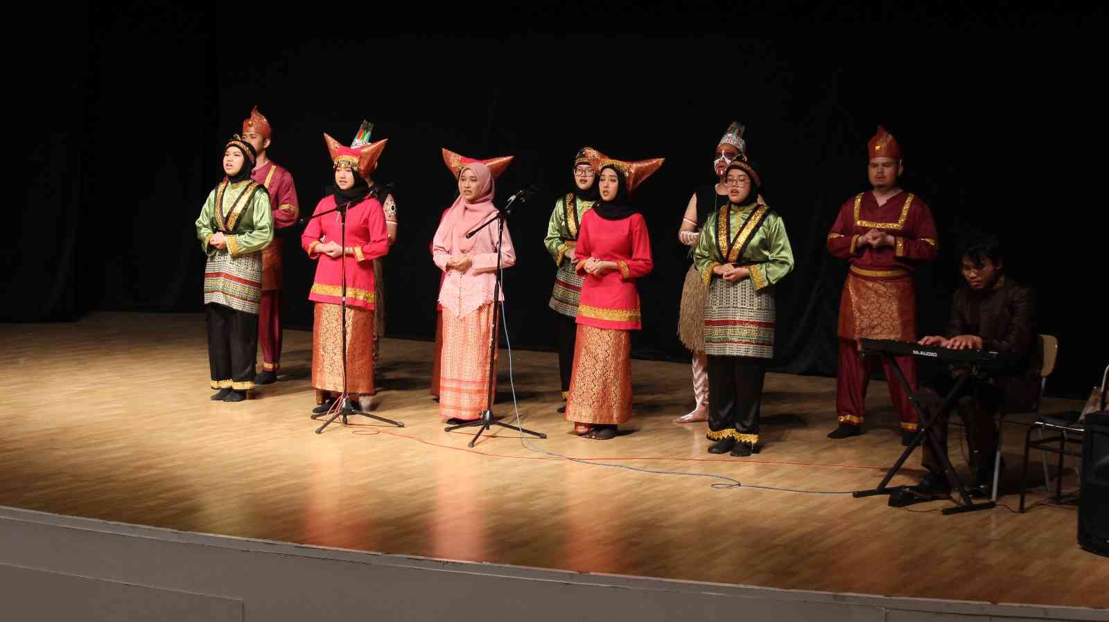 Kırklareli’nde "Endonezya Günü" etkinliği Kırklareli’nde Bahar Şenlikleri çerçevesinde uluslararası öğrenciler tarafından Endonezya Günü etkinliği düzenlendi. Etkinlik, İstiklal Marşı ile ...