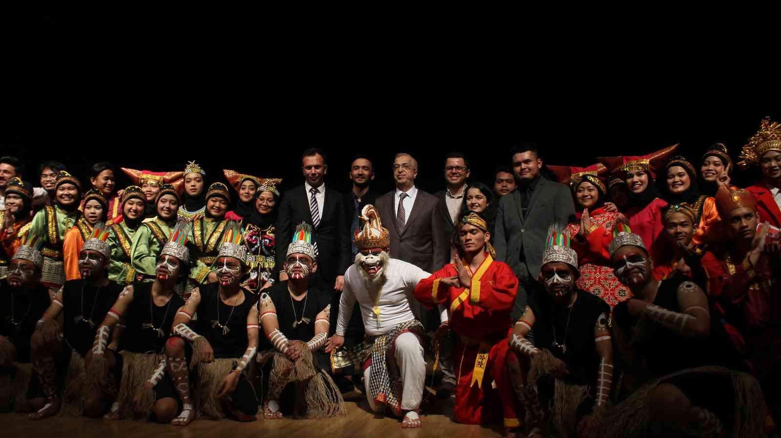 Kırklareli’nde "Endonezya Günü" etkinliği Kırklareli’nde Bahar Şenlikleri çerçevesinde uluslararası öğrenciler tarafından Endonezya Günü etkinliği düzenlendi. Etkinlik, İstiklal Marşı ile ...