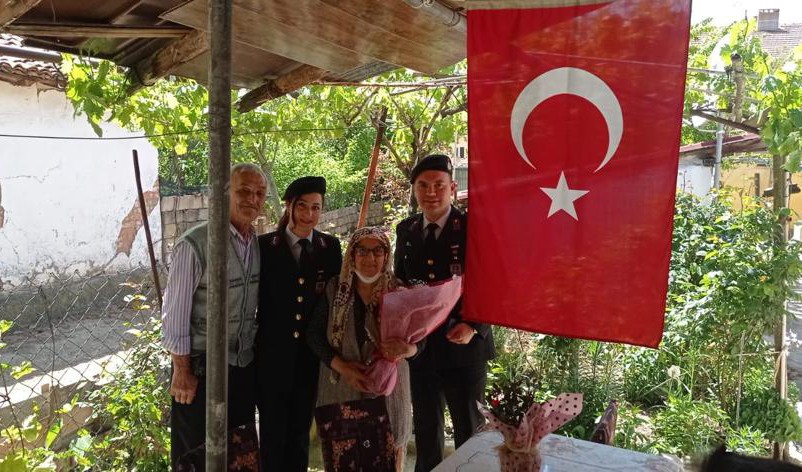 Kırklareli’nde jandarma ekipleri şehit annelerini unutmadı Kırklareli İl Jandarma Komutanlığı ekipleri, ‘manevi evlat’ uygulaması çerçevesinde şehit annelerinin evlerine giderek, gönüllerini aldı ...