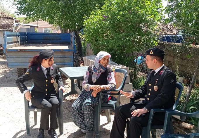 Kırklareli’nde jandarma ekipleri şehit annelerini unutmadı Kırklareli İl Jandarma Komutanlığı ekipleri, ‘manevi evlat’ uygulaması çerçevesinde şehit annelerinin evlerine giderek, gönüllerini aldı ...