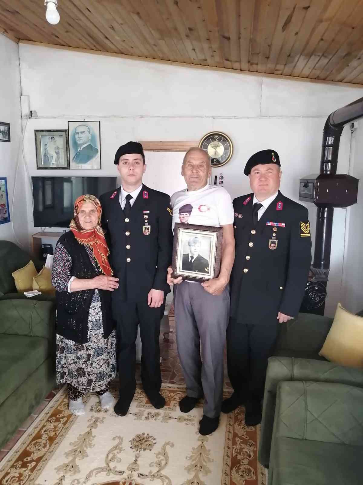 Kırklareli’nde jandarma ekipleri şehit annelerini unutmadı Kırklareli İl Jandarma Komutanlığı ekipleri, ‘manevi evlat’ uygulaması çerçevesinde şehit annelerinin evlerine giderek, gönüllerini aldı ...